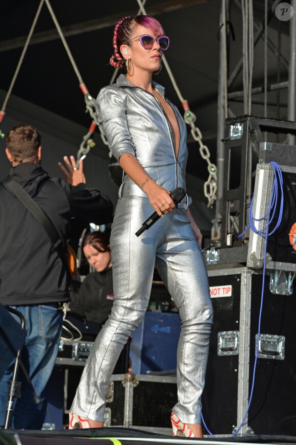Lily Allen, laisse apparaître sa poitrine,  lors de son concert au "V Festival" à Chelmsford, le 17 août 2014.