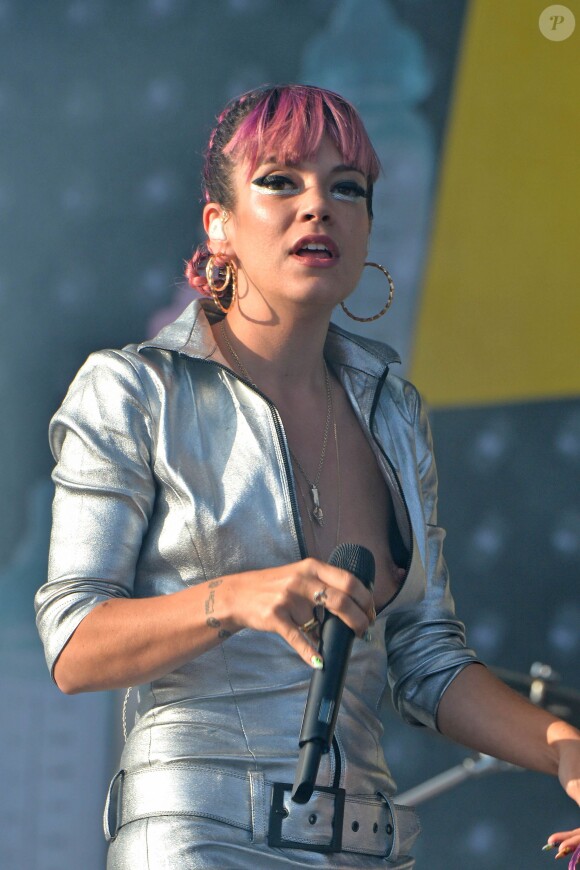 Lily Allen, laisse apparaître sa poitrine,  lors de son concert au "V Festival" à Chelmsford, le 17 août 2014.