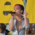  Lily Allen, laisse appara&icirc;tre sa poitrine,&nbsp; lors de son concert au "V Festival" &agrave; Chelmsford, le 17 ao&ucirc;t 2014. 