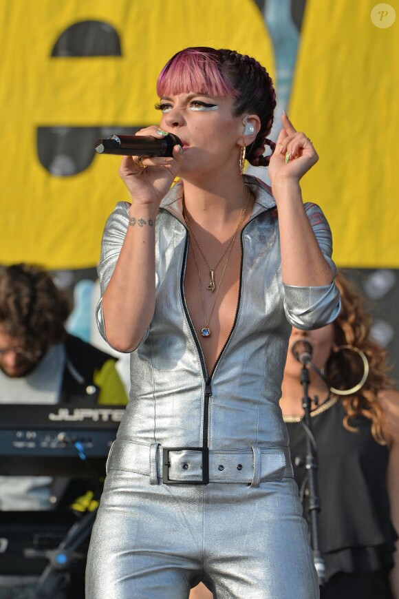 Lily Allen, laisse apparaître sa poitrine,  lors de son concert au "V Festival" à Chelmsford, le 17 août 2014.