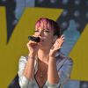 Lily Allen, laisse apparaître sa poitrine,  lors de son concert au "V Festival" à Chelmsford, le 17 août 2014.