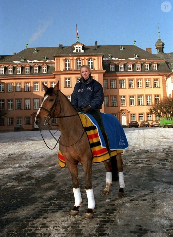La princesse Nathalie de Sayn-Wittgenstein-Berleburg posant en février 1993 devant le château de Berleburg, en Allemagne.