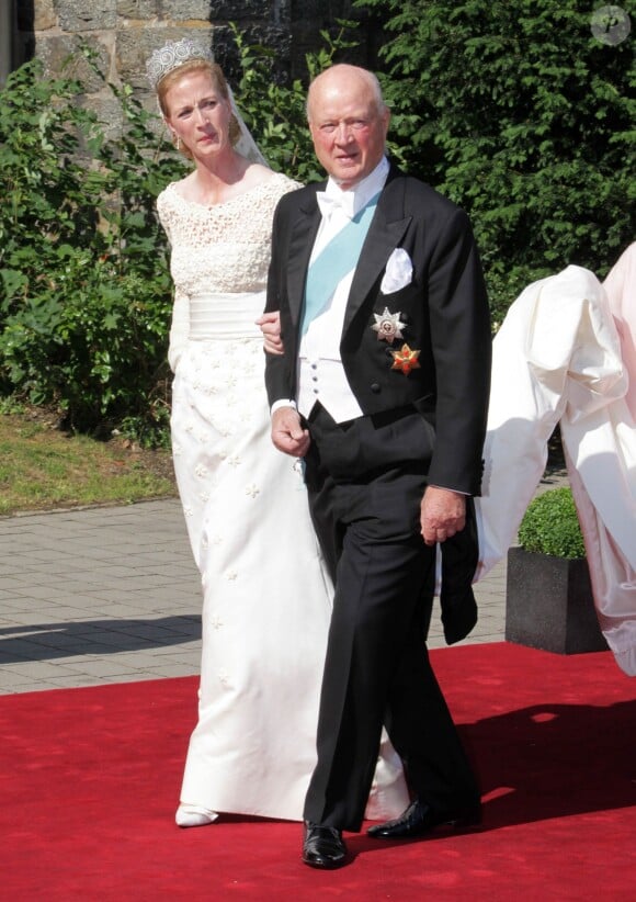 La princesse Nathalie de Sayn-Wittgenstein-Berleburg avec son père le prince Richard lors de son mariage avec Alexander Johanssmann le 18 juin 2011 à Bad Berleburg