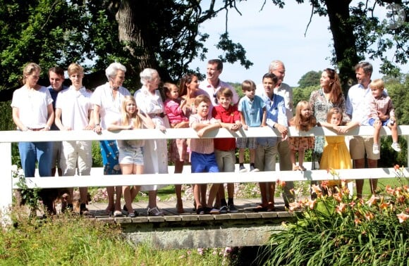 La famille royale de Danemark posant à Grasten le 24 juillet 2014