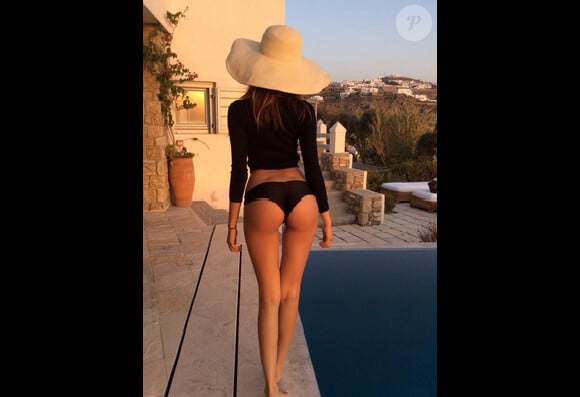 Zahia Dehar a dévoilé ses fesses sur les réseaux sociaux pendant ses vacances à Mykonos, en août 2014.