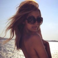 Zahia Dehar, poupée sexy en vacances : Après les fesses, le topless !