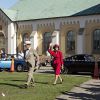 Le roi Carl XVI Gustaf de Suède et son épouse la reine Silvia ont pris part au rallye du roi de Borgholm le 16 août 2014. En costumes d'époque, naturellement.