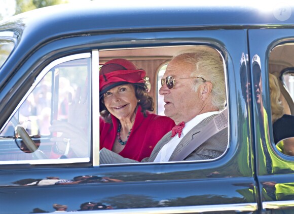 Le roi Carl XVI Gustaf de Suède, son épouse la reine Silvia et sa Volvo PV 60 de 1946 ont pris part au rallye du roi de Borgholm le 16 août 2014. En costumes d'époque, naturellement.