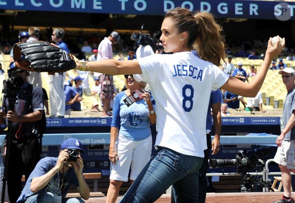 La sublime actrice Jessica Alba, invitée à effectuer le premier lancer d'un match des Dodgers à Los Angeles. Un rêve qui se réalise pour la belle actrice ! Le 17 août 2014