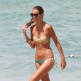 Sveva Alviti profite d'un après-midi ensoleillé sur une plage de Miami. Le 16 août 2014.