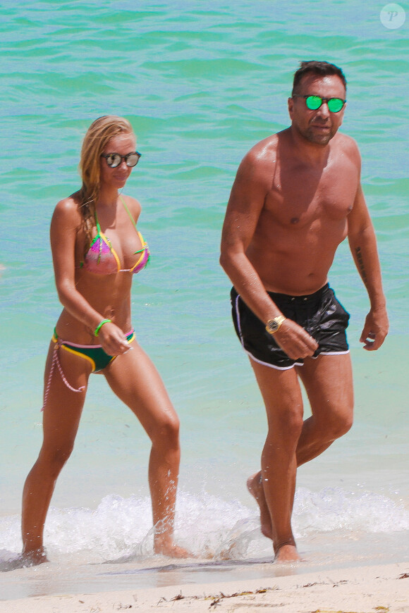 Laura Cremaschi et son chéri Andrea Perone profitent de la plage à Miami. Le 16 août 2014.