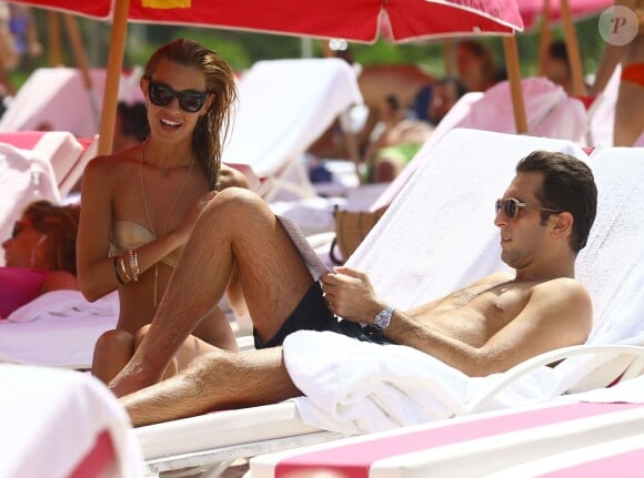 Sveva Alviti et son compagnon Francesco Pozzessere profitent en amoureux de la plage à Miami, le 16 août 2014.