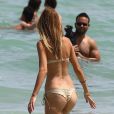 Sveva Alviti profite de la plage à Miami, le 16 août 2014.