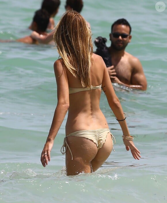 Sveva Alviti profite de la plage à Miami, le 16 août 2014.