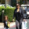 Kim Kardashian et son neveu Mason quittent une librairie Barnes & Nobles à Calabasas. Le 19 août 2014.