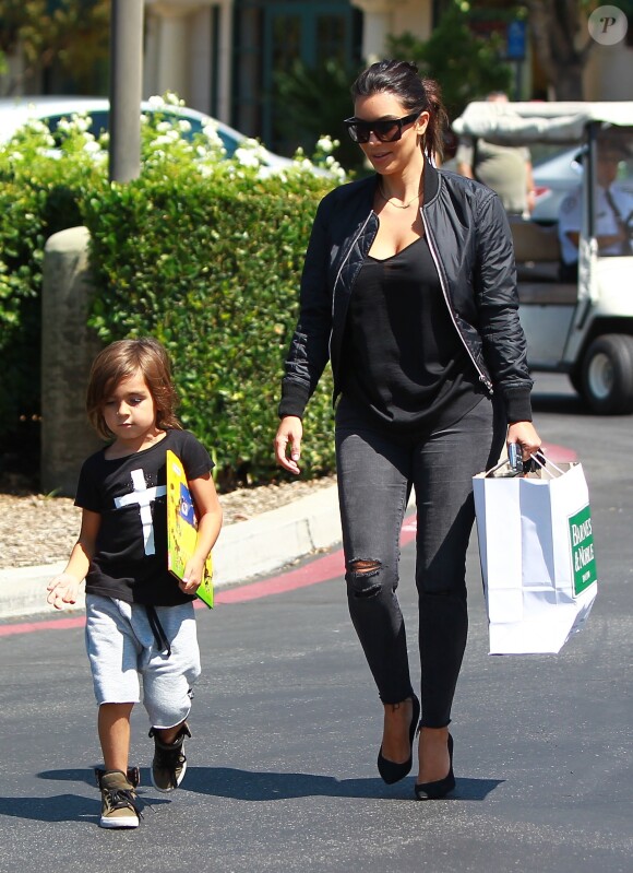 Kim Kardashian et son neveu Mason quittent une librairie Barnes & Nobles à Calabasas. Le 19 août 2014.