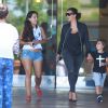 Kim Kardashian quitte un cinéma avec son neveu Mason. Calabasas, le 19 août 2014.
