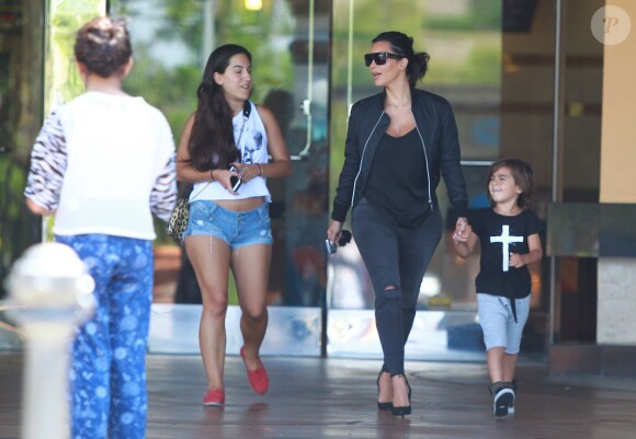 Kim Kardashian quitte un cinéma avec son neveu Mason. Calabasas, le 19 août 2014.