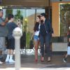Kim Kardashian quitte un cinéma avec son neveu Mason. Calabasas, le 19 août 2014.