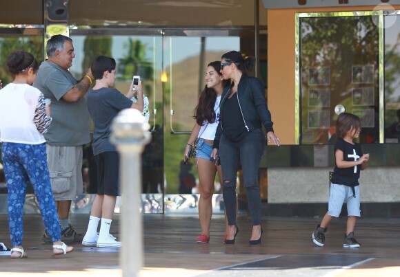 Kim Kardashian quitte un cinéma avec son neveu Mason. Calabasas, le 19 août 2014.