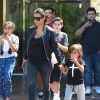 Kim Kardashian quitte un cinéma avec son neveu Mason. Calabasas, le 19 août 2014.
