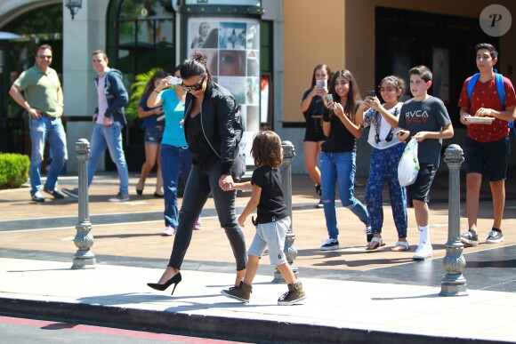Kim Kardashian quitte un cinéma avec son neveu Mason. Calabasas, le 19 août 2014.