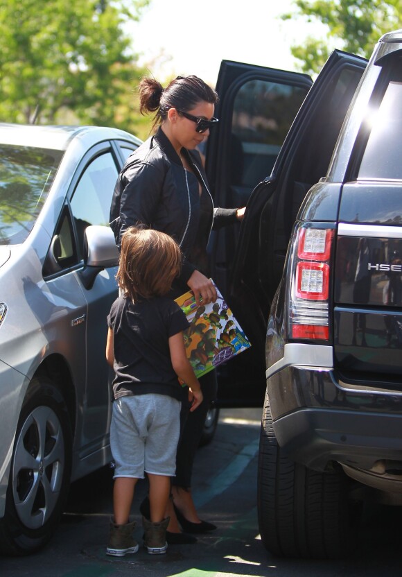 Kim Kardashian et son neveu Mason sortent à tête à tête à Calabasas. Le 19 août 2014.