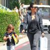 Kim Kardashian et son neveu Mason Disick quittent la librairie Barnes & Nobles au centre commercial The Commons. Calabasas, le 19 août 2014.