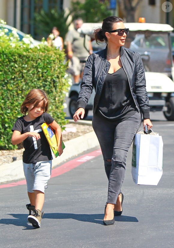 Kim Kardashian et son neveu Mason Disick quittent la librairie Barnes & Nobles au centre commercial The Commons. Calabasas, le 19 août 2014.