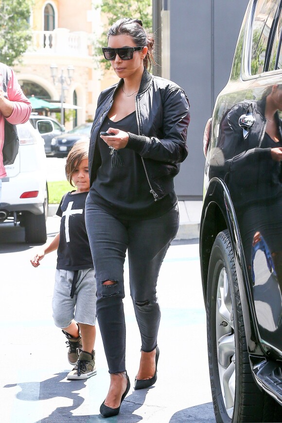 Kim Kardashian et son neveu Mason Disick profitent de leur après-midi à Calabasas. Le 19 août 2014.