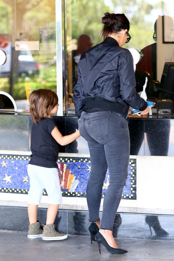Kim Kardashian et son neveu Mason Disick arrivent au cinéma pour regarder Teenage Mutant Nija Turtles. Calabasas, le 19 août 2014.