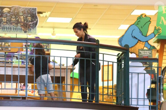 Kim Kardashian et son neveu Mason Disick arrivent au cinéma pour regarder Teenage Mutant Nija Turtles. Calabasas, le 19 août 2014.