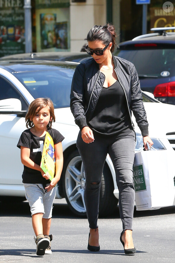 Kim Kardashian et son neveu Mason Disick quittent la librairie Barnes & Nobles au centre commercial The Commons. Calabasas, le 19 août 2014.