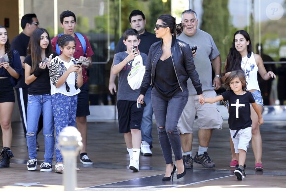 Kim Kardashian et son neveu Mason Disick quittent le cinéma après avoir regardé Teenage Mutant Ninja Turtles. Calabasas, le 19 août 2014.