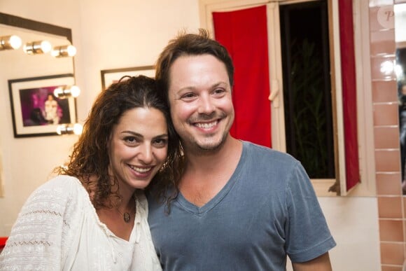 Davy Sardou et sa femme Noémie Elbaz dans les coulisses de la pièce 'L'Affrontement' pendant le 30e Festival de Ramatuelle, le 5 août 2014.