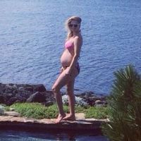 Ali Larter, enceinte : En bikini, elle affiche son baby bump