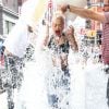 Rita Ora relève le défi ALS Ice Bucket Challenge devant le Mercer Hotel, à SoHo. New York, le 18 août 2014.