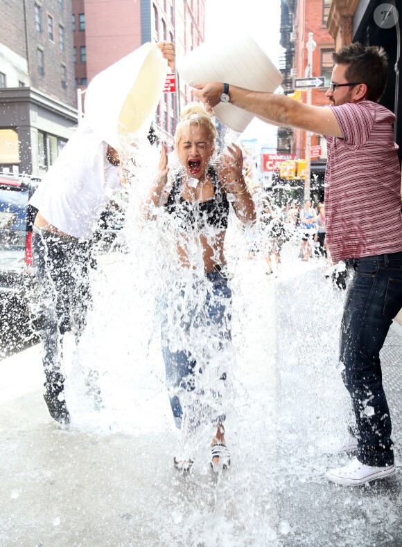 Rita Ora relève le défi ALS Ice Bucket Challenge devant le Mercer Hotel, à SoHo. New York, le 18 août 2014.