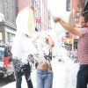Rita Ora relève le défi ALS Ice Bucket Challenge devant le Mercer Hotel, à SoHo. New York, le 18 août 2014.