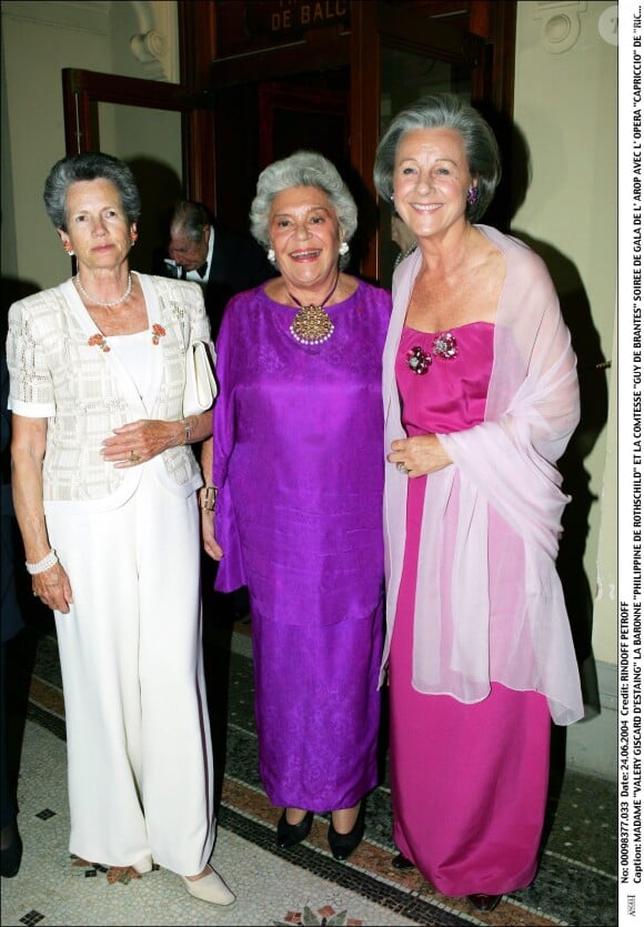 Anne-Aymone Giscard d'Estaing, la baronne Philippine de Rothschild, et la comtesse Guy de Brantes en 2004.