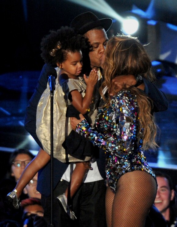 Beyoncé sur la scène des MTV Video Music Awards en compagnie de son mari Jay-Z et leur fille Blue Ivy. Los Angeles, le 25 mai 2014.