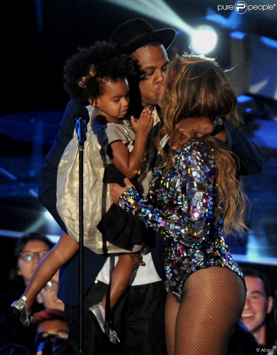 Beyonc&amp;eacute; sur la sc&amp;egrave;ne des MTV Video Music Awards en compagnie de son mari Jay-Z et leur fille Blue Ivy. Los Angeles, le 25 mai 2014. 