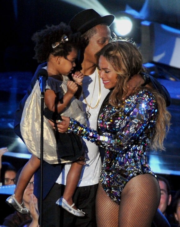 Beyoncé, son mari Jay-Z et leur fille Blue Ivy sur la scène des MTV Video Music Awards. Los Angeles, le 25 mai 2014.