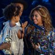  Beyonc&eacute; sur la sc&egrave;ne des MTV Video Music Awards avec son mari Jay-Z et leur fille Blue Ivy. Los Angeles, le 25 mai 2014. 
