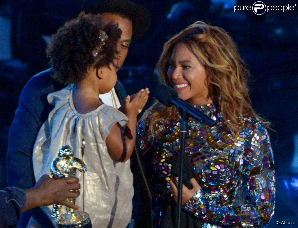  Beyonc&amp;eacute; sur la sc&amp;egrave;ne des MTV Video Music Awards avec son mari Jay-Z et leur fille Blue Ivy. Los Angeles, le 25 mai 2014. 