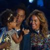 Beyoncé sur la scène des MTV Video Music Awards avec son mari Jay-Z et leur fille Blue Ivy. Los Angeles, le 25 mai 2014.