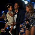  Beyonc&eacute; sur la sc&egrave;ne des MTV Video Music Awards avec son mari Jay-Z et leur fille Blue Ivy. Los Angeles, le 25 mai 2014. 