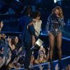 Beyoncé sur la scène des MTV Video Music Awards avec son mari Jay-Z et leur fille Blue Ivy. Los Angeles, le 24 août 2014.