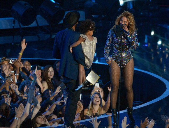 Beyoncé sur la scène des MTV Video Music Awards avec son mari Jay-Z et leur fille Blue Ivy. Los Angeles, le 24 août 2014.