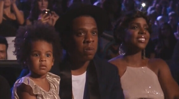 Jay-Z et la craquante Blue Ivy regardent Beyoncé faire le show lors des MTV VMA 2014 le 24 août 2014 à Los Angeles.